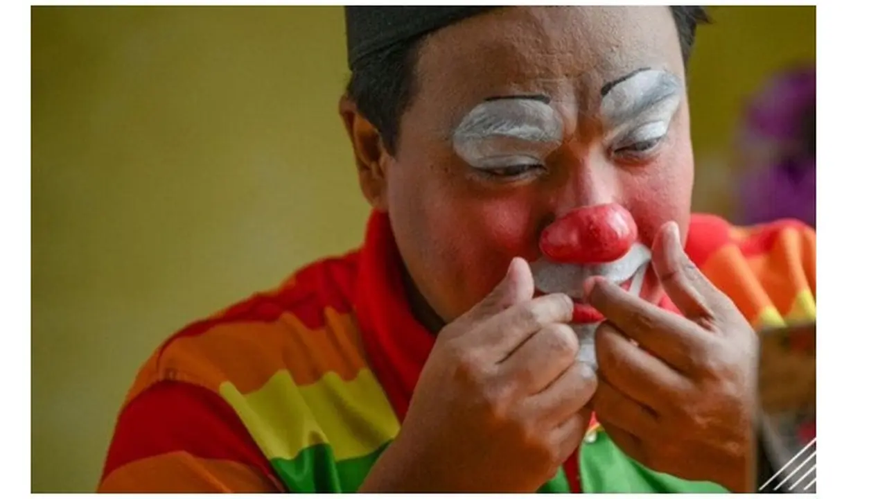 Kisah Pria Tawarkan Jasa Sanitasi Rumah Pakai Kostum Badut Ini Bikin Haru