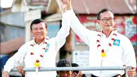 Tokoh oposisi Kamboja, Sam Rainsy (kanan) bersama figur oposisi Kem Sokha. Keduanya merupakan petinggi partai oposisi CNRP dan ujung tombak perlawanan politik menentang rezim PM Kamboja Hun Sen yang dituding sebagai diktator (Supplied via Phnom Penh Post)