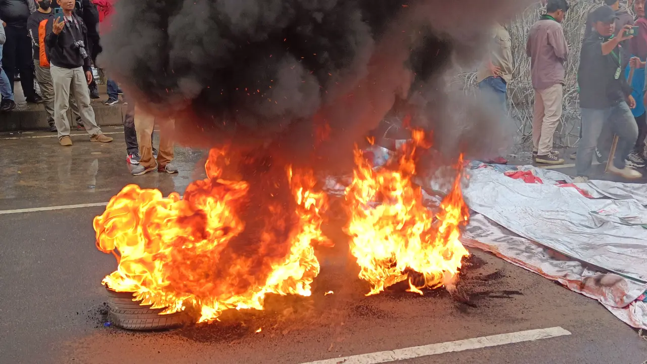 Demo mahasiswa di kawasan Patung Kuda, Jakarta dengan aksi bakar ban, Kamis (8/9/2022).