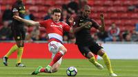 Gelandang Middlesbrough, Marten de Roon (kiri) saat berebut bola dengan pemain Manchester City, Fernandinho, dalam laga lanjutan Premier League, di Stadion Riverside, Minggu (30/4/2017). (AFP/Lindsey Parnaby). 