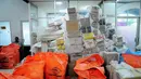 Di awal puasa, Kantor Pos Pasar Baru mulai mengalami peningkatan pengiriman paket, Jakarta, Selasa (1/7/14). (Liputan6.com/Faizal Fanani)