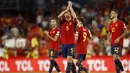 Bek Timnas Spanyol, Robin Le Normand memberi aplaus kepada para penonton setelah meraih kemenangan 6-0 atas Timnas Siprus pada laga Grup A Kualifikasi Euro 2024 di Granada, Spanyol, Rabu (13/9/2023) dini hari WIB. (AP Photo/Fermin Rodriguez)