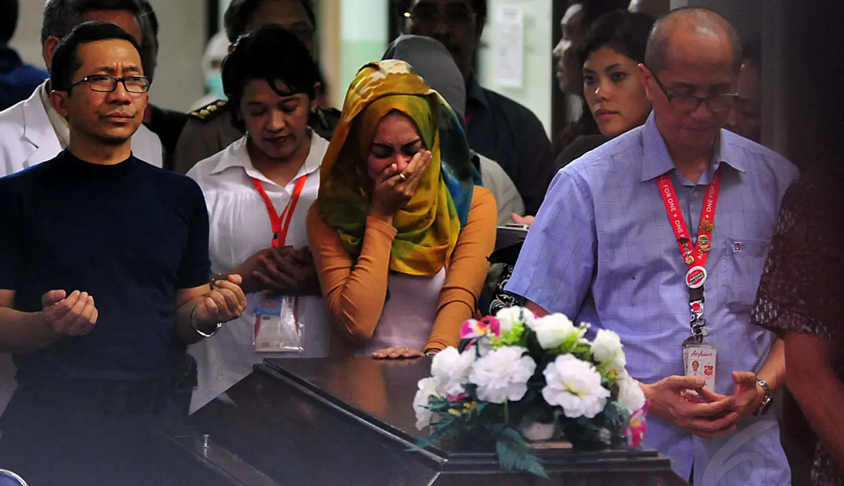Salah satu jenazah korban pesawat AirAsia QZ-8501 diserah terimakan di RS Bhayangkara, Surabaya, Kamis (1/1). (Liputan6.com/Johan Tallo)