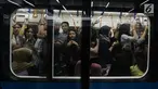 Warga saat mencoba menaiki moda raya Terpadu  Mass Rapid Transit  MRT di Stasiun MRT Bundaran HI, Jakarta, Jumat (29/3). Terkait tarif kereta MRT minimum yag telah disepakati adalah Rp.3000 sampai maksimum Rp.14.000 dari Lebak Bulus- Bundaran HI. (merdeka.com/Imam Buhori)