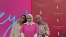 Dipadu dengan heels pendek putih, Nagita Slavina terlihat cantik saat kenakan kerudung putih [@rieta_amalia]
