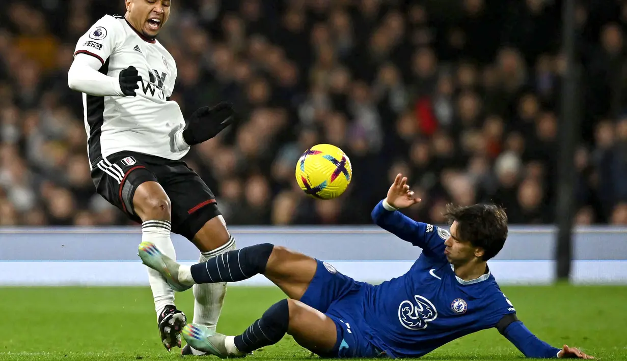 Joao Felix diganjar kartu merah setelah menjegal pemain Fullham, Kenny Tete. Akibatnya, Chelsea harus tunduk dengan skor 1-2 karena kalah jumlah pemain. (AFP/Ben Stansall)
