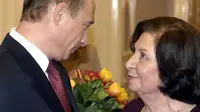 Presiden Rusia, Vladimir Putin, memberi selamat kepada Goar Vartanian di Moskow pada tahun 2005. (Itar-Tass/AP)