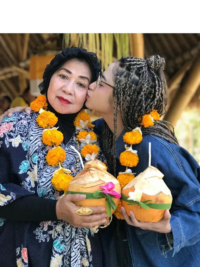 Dewi Perssik Beri Ucapan Haru untuk Ibunda, Ini 7 Potret Kedekatannya