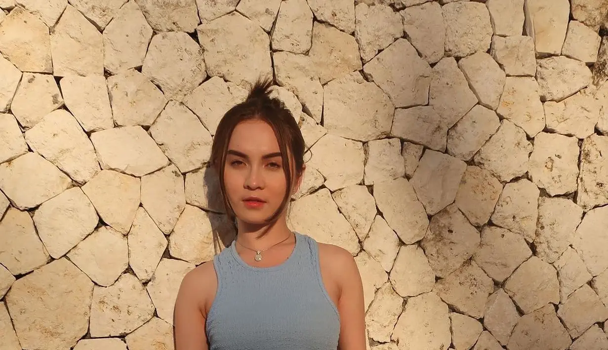 Tak hanya pandai berakting, Elina Joerg ini juga jago memadumadankan outfit. Gaya busana Elina memang selalu terlihat modis dan anak muda banget. (Instagram/elinaaaaajoerg)