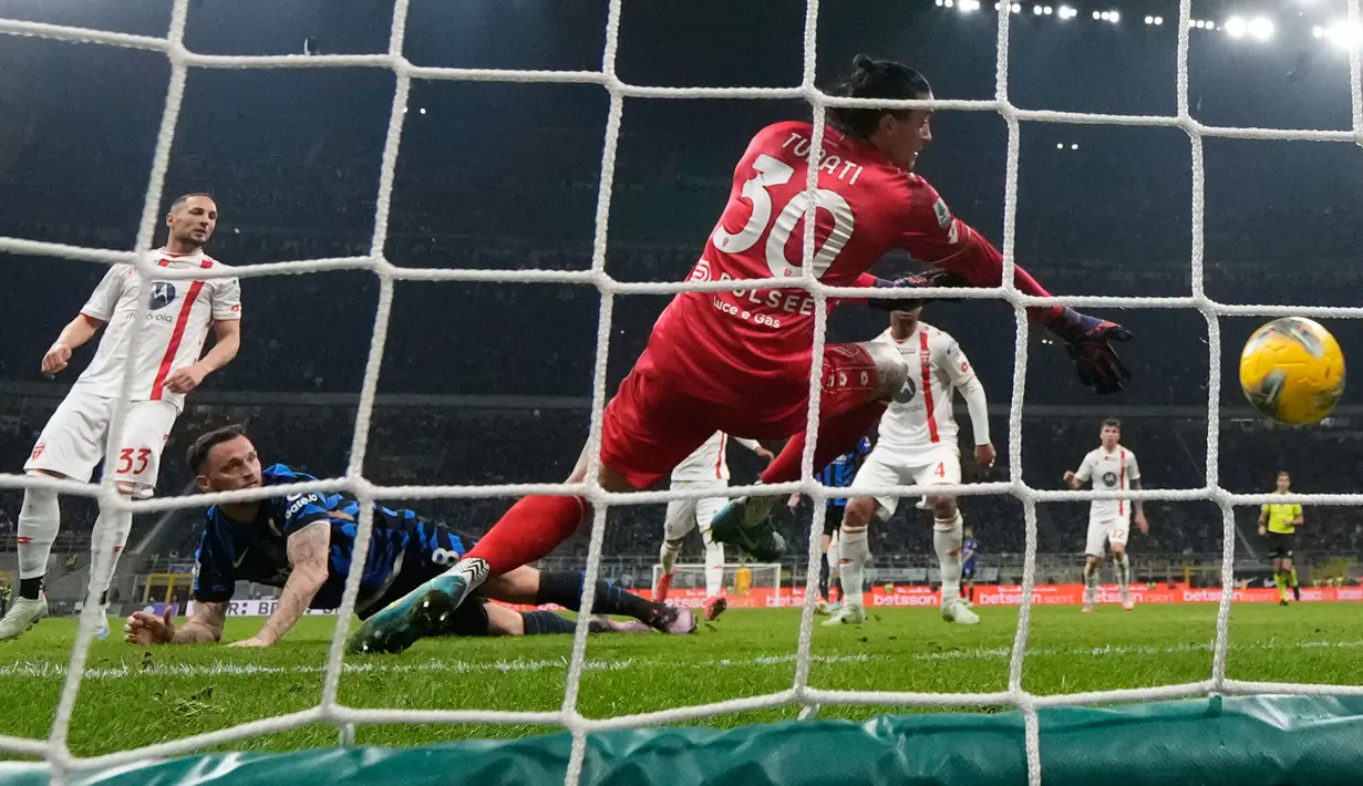 Pemain Inter Milan, Marko Arnautovic, mencetak gol ke gawang Monza Pada laga Liga Italia di Dtadion Giuseppe Meazza, Minggu (9/3/2025). (AP Photo/Luca Bruno)