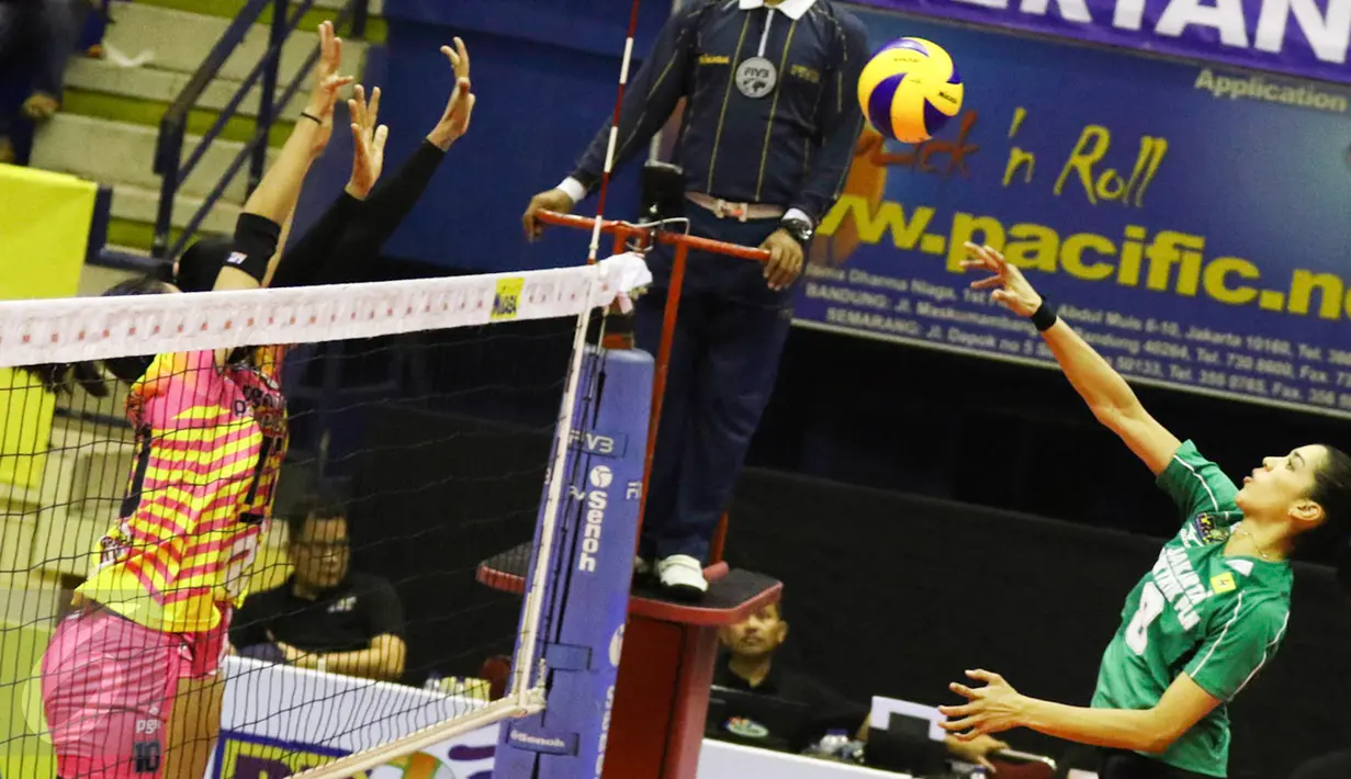 Pertandingan antara Jakarta Elektrik PLN melawan Jakarta PGN Popsivo Polwan pada putaran kedua final four Proliga 2017 di GOR C'Tra Arena, Bandung, Jawa Barat, Jumat (14/4). Jakarta Elektrik PLN dengan skor 3-0. (Liputan6.com/Yoppy Renato)