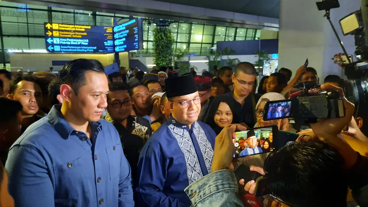 Ketua Umum Partai Demokrat Agus Harimurti Yudhoyono (AHY) saat menjemput Anies Baswedan di Bandara Internasional Soekarno Hatta usai melaksanakan Ibadah Haji.