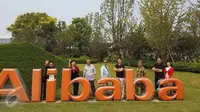 Sejumlah wisatawan berfoto di depan logo Alibaba saat mengunjungi kantor pusat di Hangzhou, China, yang merupakan salah satu perusahaan layanan e-commerce terbesar di dunia. (Liputan6.com/Iwan Triono)