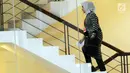 Dirut Pertamina, Nicke Widyawati (hijab) menaiki tangga untuk menjalani pemeriksaan di Gedung KPK, Jakarta, Senin (10/6/2019). Nicke Widyawati diperiksa sebagai saksi untuk tersangka mantan Dirut PLN Sofyan Basir terkait kasus dugaan suap proyek pembangunan PLTU Riau-1. (merdeka.com/Dwi Narwoko)