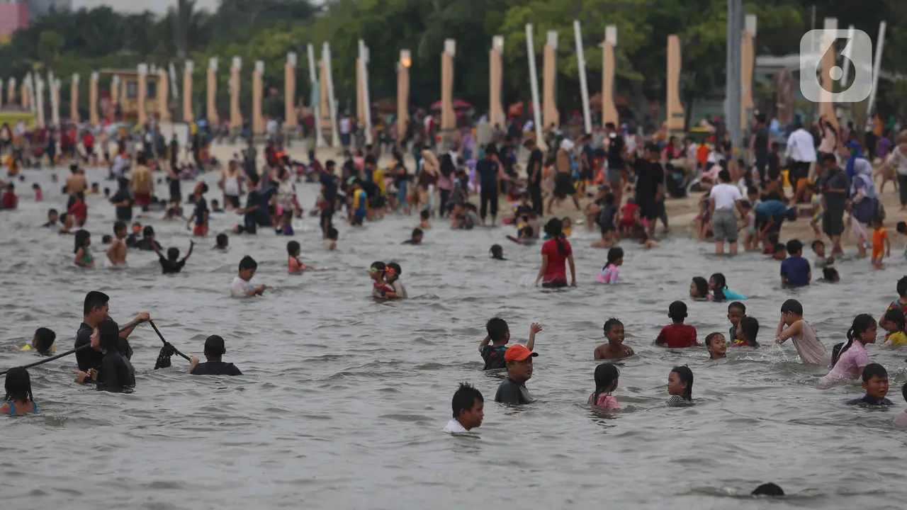 Pantai Ancol Dipadati Wisatawan
