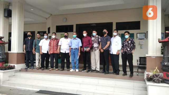 Tersangka Dedy Sucipto (Tengah) didampingi kuasa hukumnya memberikan keterangan Praperadilan ditolak. (Hermawan Arifianto/Liputan6.com)