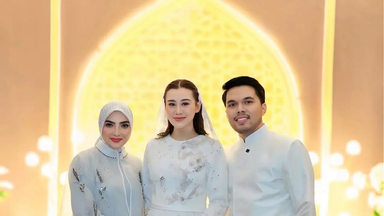 Potret Aaliyah Massaid Tampil Anggun dalam Balutan Gamis Putih di Momen Tasyakuran 4 Kehamilan