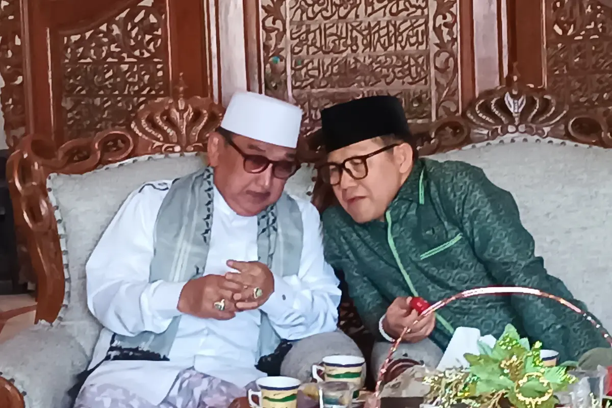 Ketua Umum PKB sekaligus bakal cawapres Muhaimin Iskandar (Cak Imin) menyambangi kediaman putra dari Wahab Hasbullah, Ketua PBNU KH Hasib Wahab Hasbullah.