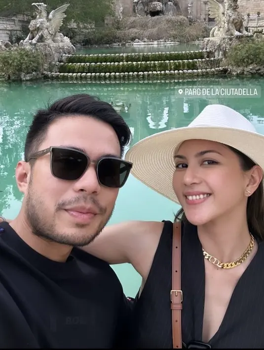 Sebelumnya, keduanya nampak kompak mengenakan pakaian serba hitam saat berkunjung ke Parc De La Ciutadella. (@jscmila)