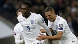 Selebrasi striker Timnas Inggris, Danny Welbeck (kiri) setelah menjebol gawang Slovenia pada laga Grup E Kualifikasi Euro 2016 di Wembley Stadium, London (15/11/2014). Danny Welbeck yang tak terpilih dalam skuad Timnas Inggris untuk Kualifikasi Euro 2024 hingga kini telah mencetak total 16 gol dari 42 laga bersama Three Lions sejak melakukan debut pada 29 Maret 2011. Gol terakhirnya dibuat saat Inggris menang 2-0 atas Kosta Rika pada laga uji coba menjelang Piala Dunia 2018 (7/6/2018). (AFP/Adrian Dennis)