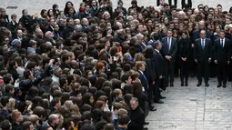 Presiden Perancis Francois Hollande (kedua kanan) dan pejabat lainnya beserta mahasiswa yang hadir untuk melakukan a minute of silence atau hening selama satu menit di Universitas Sorbonne, Paris, Perancis, (16/11/2015).  (REUTERS/Stephane de Sakutin) 