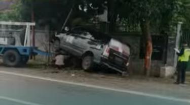 Toyota Innova yang ditumpangi vokalis grup band D'Masiv  kecelakaan tunggal di Jalan Raya  Asembagus Situbondo. (Istimewa).