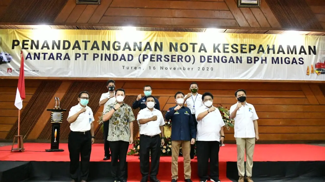 Penandatanganan Nota Kesepahaman Kepala BPH Migas M. Fanshurullah Asa dengan Dirut PT Pindad Abraham Mose tentang Pemanfaatan Sumber Daya Dalam Rangka Mendukung Kegiatan di Bidang Pengawasan Pendistribusian BBM dan Gas Bumi. (Dok BPH Migas)