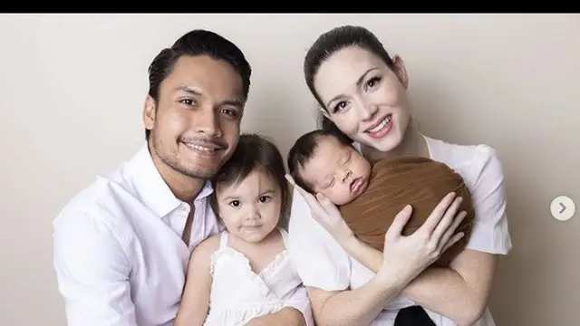 Foto keluarga Randy Pangalila bersama putranya yang baru lahir, Asher (Foto: instagram creatinkmoments/randpunk)