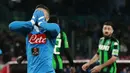 Pemain Napoli, Lorenzo Insigne menutup wajah saat gagal mencetak gol pada lanjuta liga Italia Serie A antara Napoli vs  Sassuolo di Stadion San Paolo, Naples, sabtu (16/1/2016). (AFP Photo/Carlo Hermann)