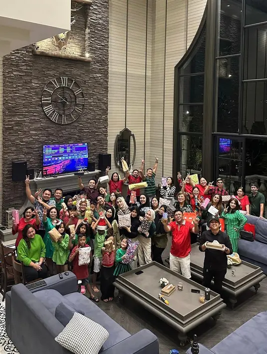 Suasana meriah perayaan Natal Jessica dan keluarga. Selain merayakan di rumah mertua, Jessica juga menggelar pesta di rumah pribadinya. Beginilah suasana pesta di apartemen Jessica yang berada di kawasan mewah Jakarta.  [Instagram/jscmila]