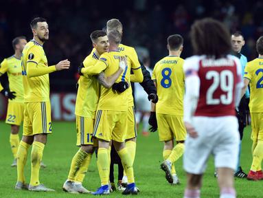 Selebrasi gol yang dicetak oleh Bate Borisov ke gawang Petr Cech pada leg 1,32 besar Liga Europa yang berlangsung di stadion Borisov Arena, Borisov, Jumat (15/2). Arsenal tumbang 0-1 kontra Bate Borisov. (AFP/Sergei Gapon)