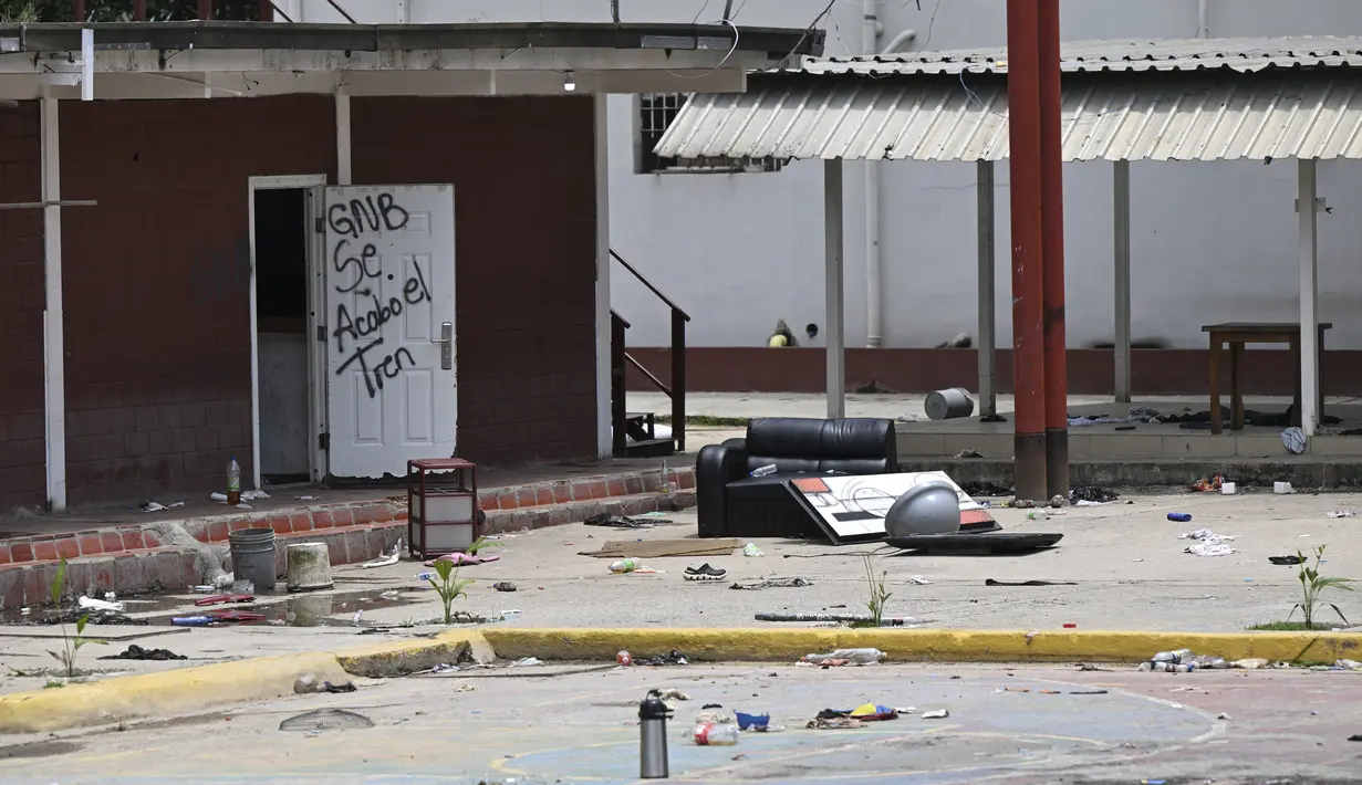 Para anggota dapat bebas berkeliaran di sekitar penjara, yang memiliki fasilitas seperti hotel termasuk kolam renang, klub malam dan kebun binatang mini, tulis media lokal. (Photo by YURI CORTEZ / AFP)