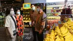 CEO PT Supra Boga Lestari Tbk Meshvara, Director PT Lippo Malls Indonesia Rita Yovita, perwakilan dari Lippo Group Henru Riyady dan CEO PT Lippo Malls Indonesia Eddy Mumin meninjau Ranch Market usai penandatanganan kesepakatan di Jakarta, Selasa (8/9/2020). (Liputan6.com/Fery Pradolo)