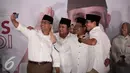 Ketua Umum Partai Gerindra Prabowo Subianto bersama Ketua Umum PKS, Sohibul Iman calon gubernur dan wakil gubernur DKI, Anies Baswedan dan Sandiaga Uno berfoto bersama di DPP Gerindra, Jakarta, Rabu (15/2). (Liputan6.com/Faizal Fanani)