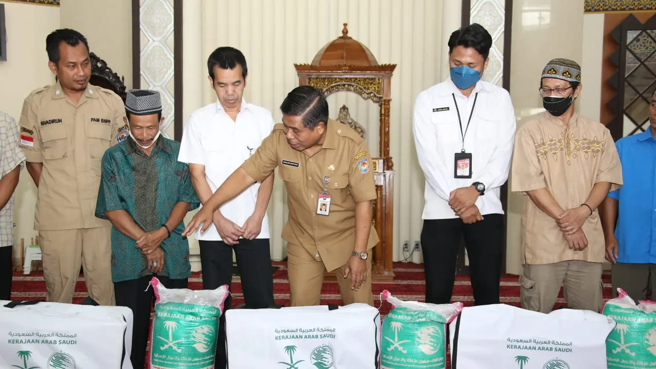 Sekjen Kemendagri Salurkan Bantuan Paket Pangan Ramadan dari Raja Salman
