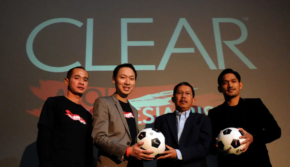Senior Brand Manager Clear, Johan Lie (kedua dari kiri), memberikan simbolisasi dukungan buat Timnas Indonesia U-19 kepada Joko Driyono (Sekjen PSSI), (14/8/2014). (Liputan6.com/Helmi Fithriansyah)