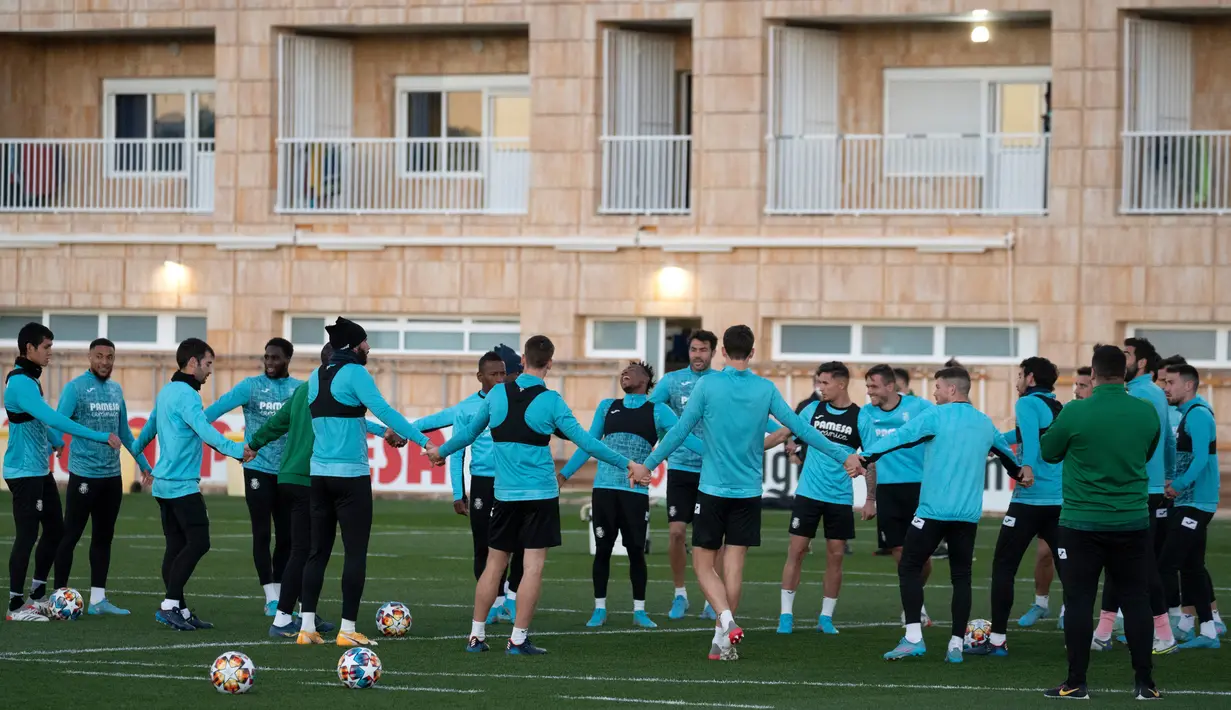 Para pemain Villarreal mengambil bagian dalam sesi latihan di Ciudad deportiva Villarreal di Vila-real, 21 Februari 2022. Villarreal akan menjamu Juventus pada leg pertama babak 16 besar Liga Champions 2021/22, Rabu 23 Februari 2022 dini hari WIB. (JOSE JORDAN/AFP)