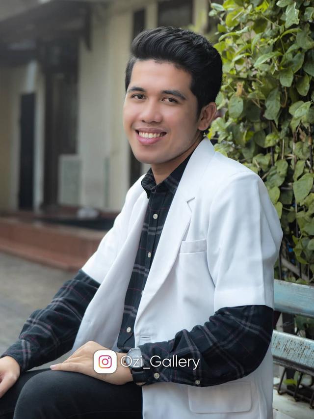 Jadi Dokter Muda, Ini 5 Potret Iqhbal Juara LIDA 2021 saat Pakai Jas Putih