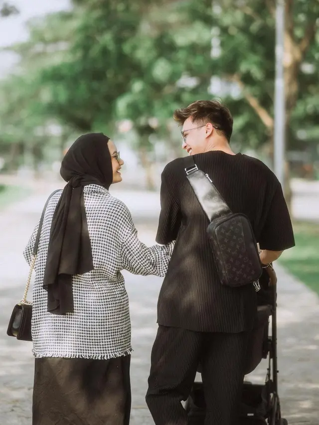 7 Pemotretan Dinda Hauw dan Rey Mbayang Tampil Keren Saat Asuh Buah Hati