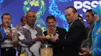 Ketua Umum PSSI 2011-2015, Djohar Arifin Husin (kedua kiri) menyerahkan potongan tumpeng kepada Ketua Umum Terpilih, La Nyalla Mattalitti saat perayaan ulang tahun ke-85 PSSI di Surabaya, Minggu (19/4/2015). (Liputan6.com/Helmi Fithriansyah)