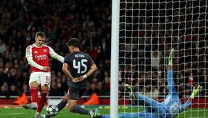 Gelandang Arsenal asal Norwegia, Martin Odegaard, menembak bola ke gawang Olimpiakos tetapi gagal pada pertandingan Liga Champions di Stadion Emirates, London, Kamis (2/10/2025) dini hari WIB. (Adrian Dennis / AFP)