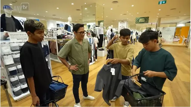 Potret 6 Artis Bagi-Bagi THR ke Karyawannya, Borong Baju hingga Kasih Uang Segepok