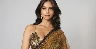 Suhana Khan sukses memerankan film berjudul The Archies. Dalam unggah Instagramnya, ia kerap tampil mengenakan pakaian khas India yaitu sari. Seperti ia tampil serba coklat berpayet. (@suhanakhan2)