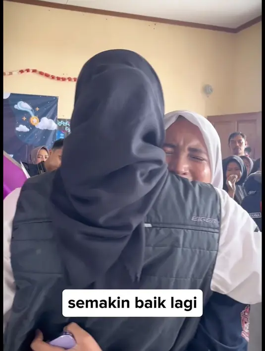 Acara berlangsung haru, tampak beberapa siswa yang tak kuasa menahan air mata memeluk Sonya Fatmala. [Instagram/sonyafatmala]
