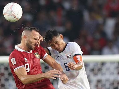 Pemain Timnas Indonesia,&nbsp;Ilija Spasojevic (kiri) berebut bola diudara dengan pemain Kamboja Soeuy Visal dalam laga Grup A Piala AFF 2022 di Stadion Utama Gelora Bung Karno, (SUGBK), Jumat (23/12/2022). (Bola.com/Bagaskara Lazuardi)
