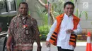 Gubernur Aceh nonaktif Irwandi Yusuf tersenyum saat tiba untuk menandatangani surat perpanjangan penahanan di gedung KPK, Jakarta, Jumat (28/9). Irwandi Yusuf diduga menerima suap dana Otsus Provinsi Aceh tahun 2018. (Merdeka.com/Dwi Narwoko)