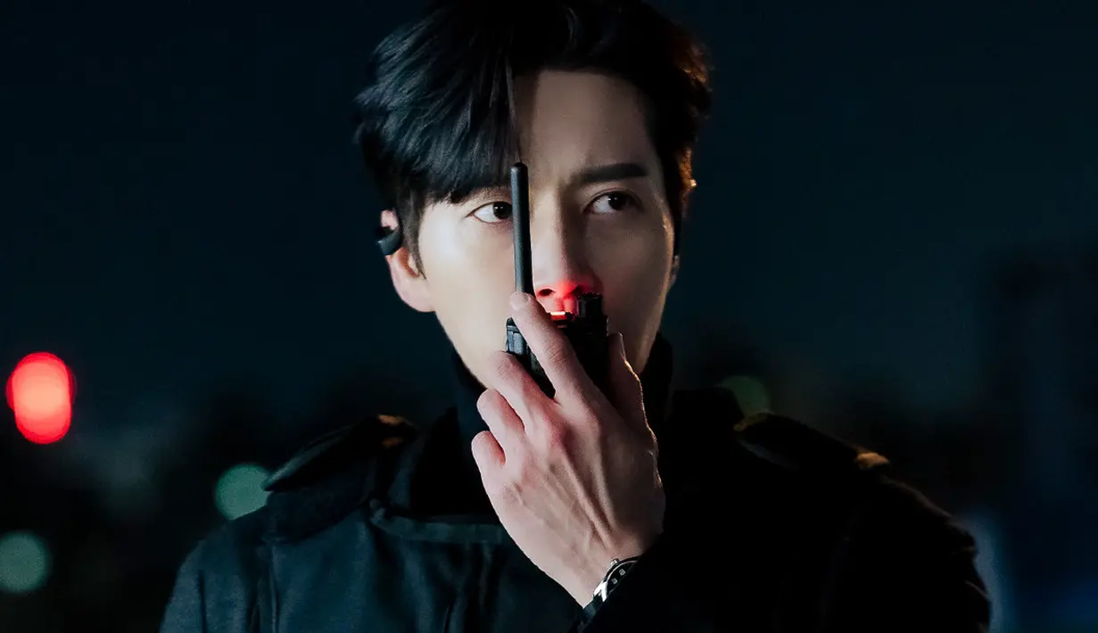 <p>Drama ini juga dibintangi Park Hae Jin yang berperan sebagai Kim Moo Chan, seorang pemimpin tim investigasi di sebuah kantor polisi provinsi. Dalam still cut terbaru, dia terlihat berkomunikasi dengan seseorang melalui walkie-talkie. Matanya yang tajam mengisyaratkan keparahan di lokasi. (Foto: SBS via Soompi)</p>