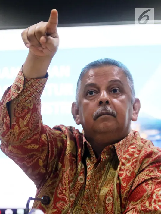 Dirut PLN Sofyan Basir saat memberi keterangan pers setelah rumahnya digeledah oleh KPK, Jakarta, Senin (16/7). Menurut Sofyan, proses penggeledahan di rumahnya dilakukan secara fair dan terbuka. (Liputan6.com/Arya Manggala)