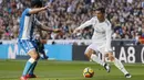 Striker Real Madrid, Cristiano Ronaldo, berusaha melewati bek Deportivo La Coruna, Juanfran Moreno, pada laga La Liga di Stadion Santiago Bernabeu, Minggu (21/1/2018). Real Madrid menang 7-1 atas Deportivo La Coruna. (AP/Francisco Seco)