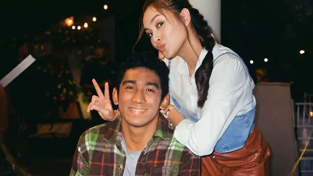 Debut Bintangi Web Series, Ini 6 Potret Daffa Wardhana Bareng Para Pemainnya